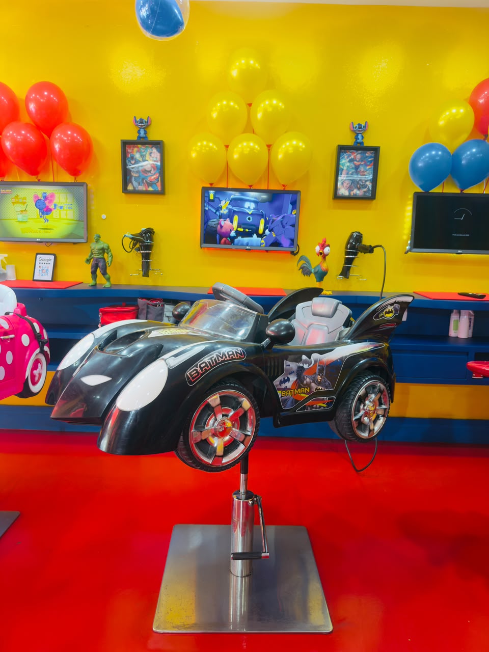 Cadeira infantil em formato de Batmóvel