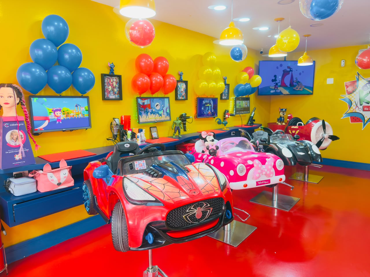 Ambiente colorido da Kids Moema com carrinhos infantis