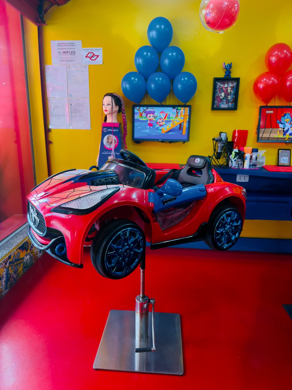 Cadeira infantil em formato de carro vermelho