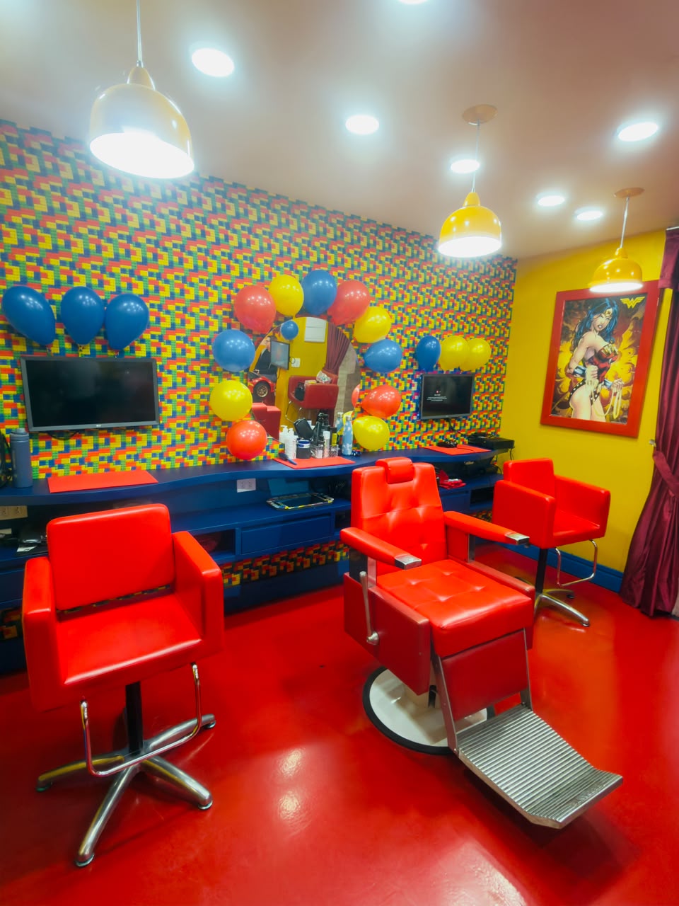 Cadeiras de atendimento no salão Kids Moema