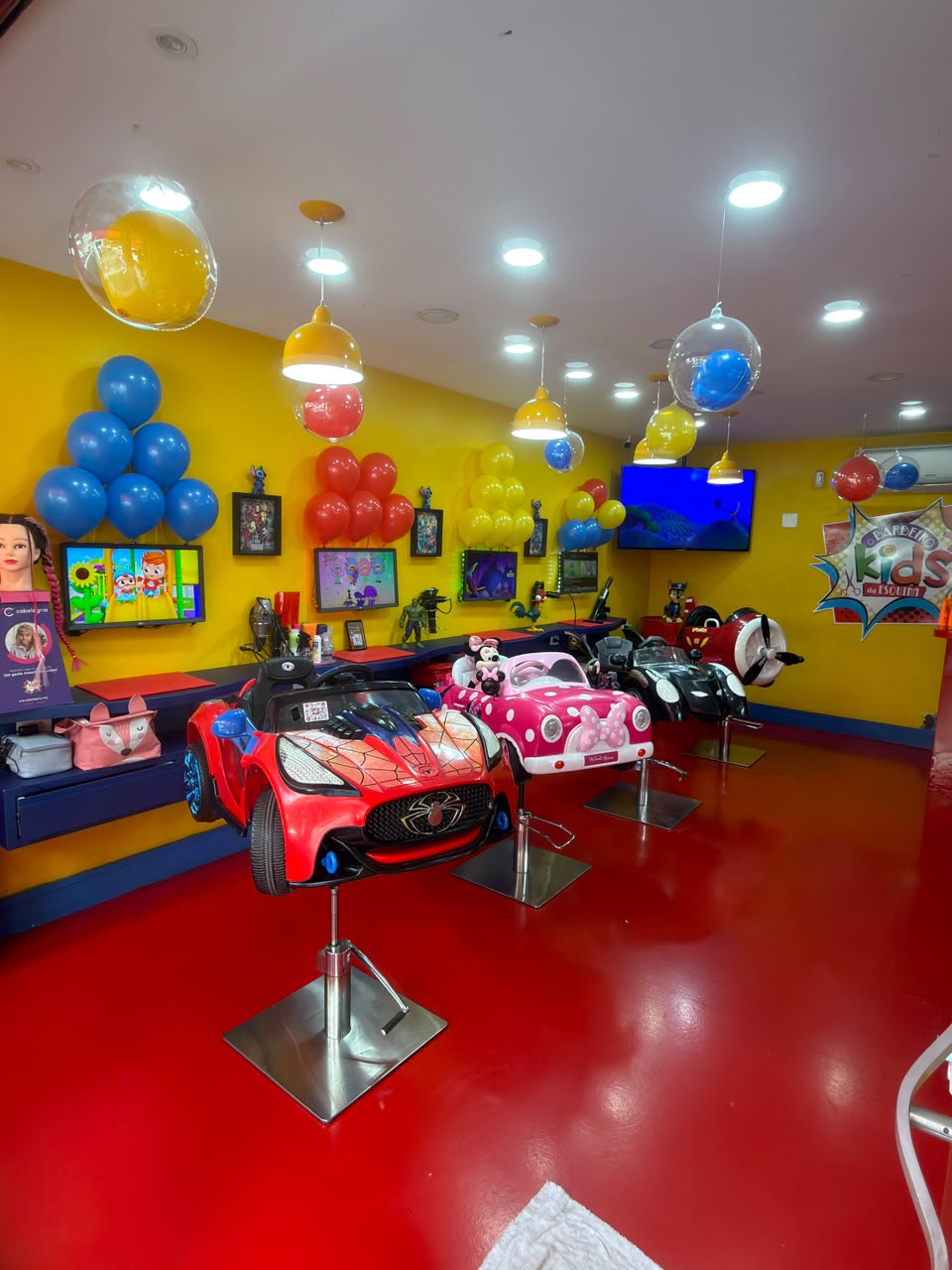 Salão infantil Kids Moema com carrinhos temáticos